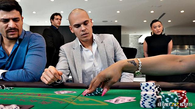 Покер - игра для взрослых: Ева Максим вскрывает свой козырь прямо на столе и удивляет всех мужчин за партией!