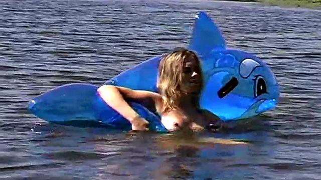 Валентина дрочит свою киску на берегу озера в стрингах