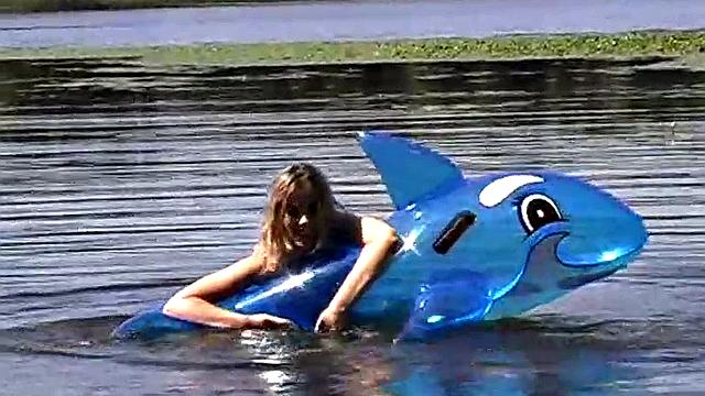 Валентина дрочит свою киску на берегу озера в стрингах