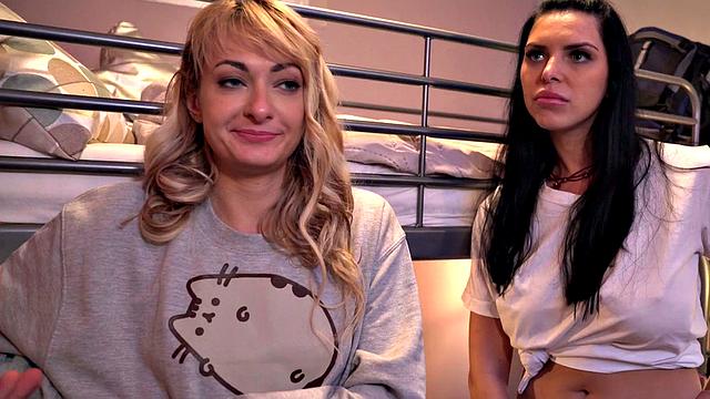 визовый инспектор получил не ту проверку: девочки устроили тройничок