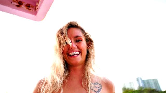 Обжигающая блондинка сводит с ума своей внешностью