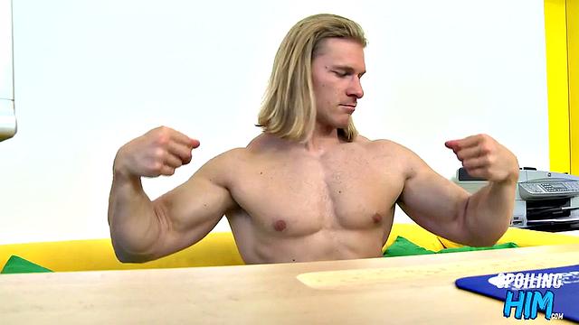 Ripped zaddy gets asshole stretched