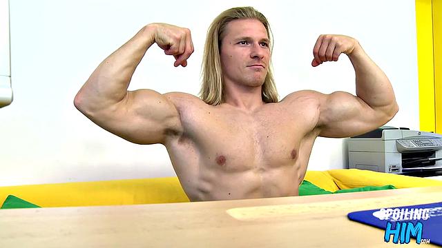 Ripped zaddy gets asshole stretched