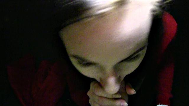 Жгучая брюнетка клюёт на липового агента и ловит мощный залив внутрь