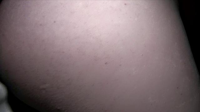 Жгучая брюнетка клюёт на липового агента и ловит мощный залив внутрь