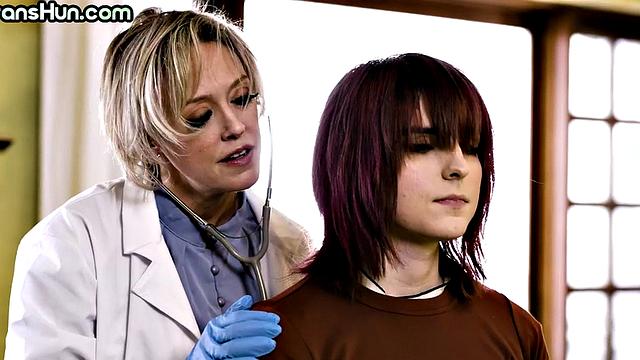 смотри, как пышная лесбиянка и тян соблазняют готичную трансу