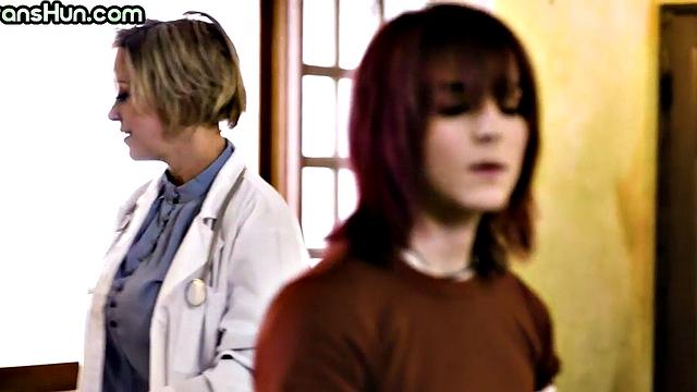 смотри, как пышная лесбиянка и тян соблазняют готичную трансу