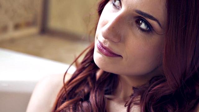 выбритая блондинка с шикарной грудью глубоко сосёт и ловит сперму на лицо