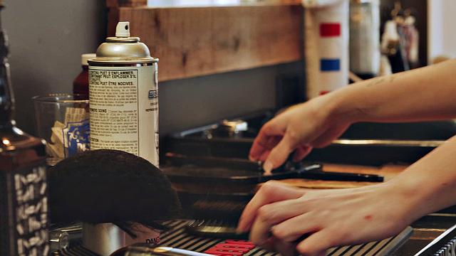 выбритая блондинка с шикарной грудью глубоко сосёт и ловит сперму на лицо