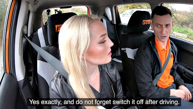 жестко трахают в такси, киска вся мокрая