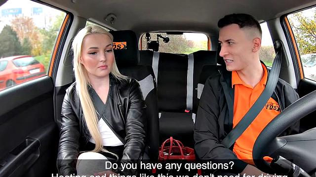 жестко трахают в такси, киска вся мокрая