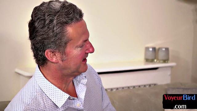 Зрелая соблазнительница разыгрывает шоу для любопытного парня, а тот залипает на её бельё и не знает, куда смотреть - ну кто кого соблазняет?