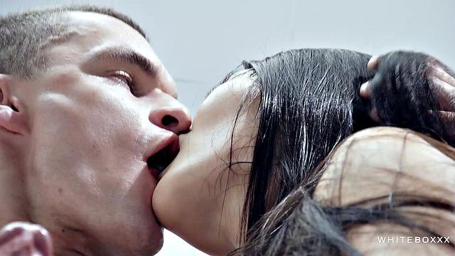 Катана страстно скачет на члене Макса Диора и ловит сперму в рот