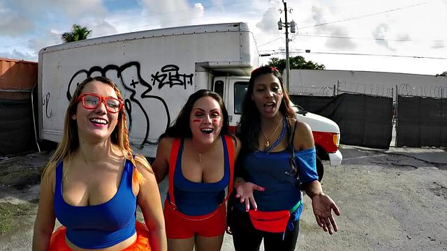 задорная латинка дрочит грубо, потом получает по бритой киске по полной