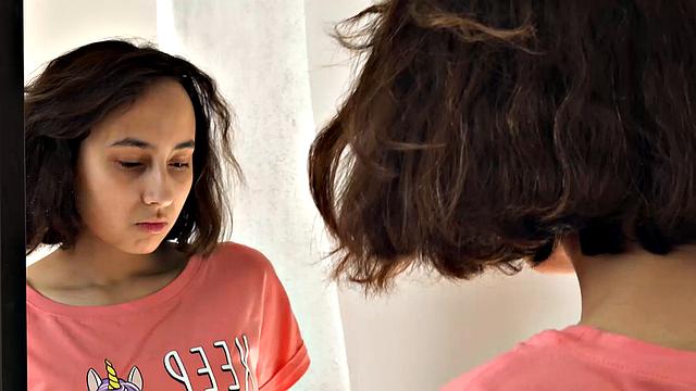 Регина Муншайн ласкает себя на диване, играя пальцами между ног