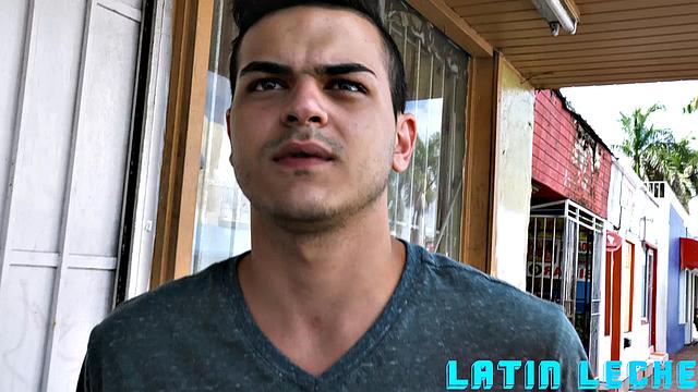 брутальный натурал за деньги даёт себя трахать на камеру