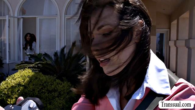 Пышная транc-невеста Gal Ritchie и Ariel Demure трахают Avery Lust перед свадьбой под объективом фотографа, страсть на грани разоблачения.