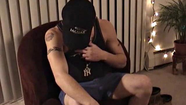 крепкий натурал дрочит толстый член и заливает камеру спермой