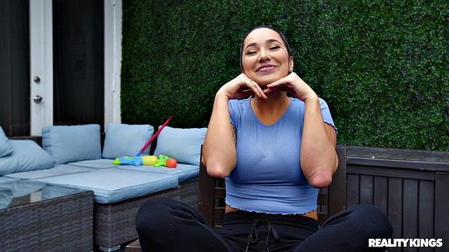 Карли Грей и Киша Грей страстно лижутся и трахаются в ванне, играя с дилдо и мыльной пеной.