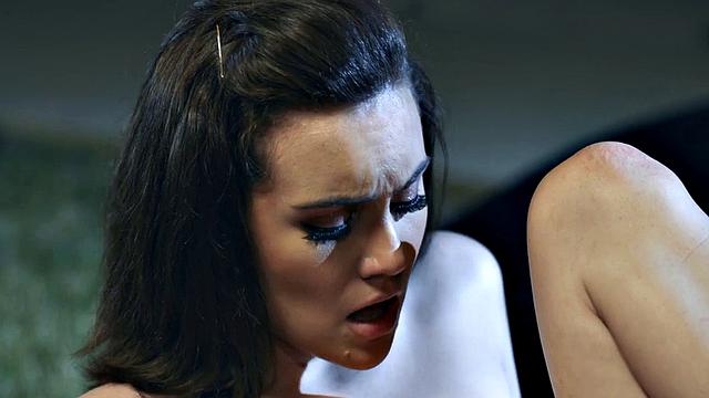 Outdoor babe bounces on lover's cock after pussylicking