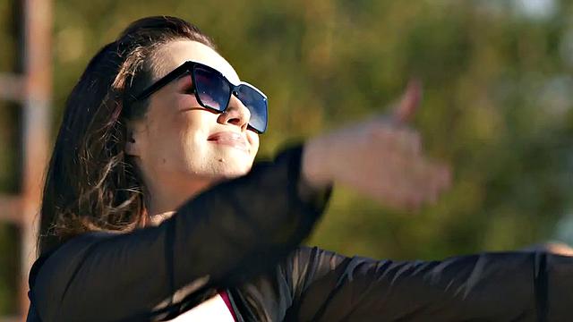 Outdoor babe bounces on lover's cock after pussylicking