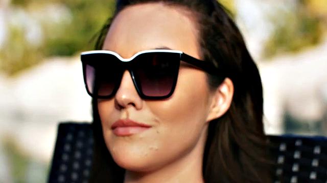 Outdoor babe bounces on lover's cock after pussylicking