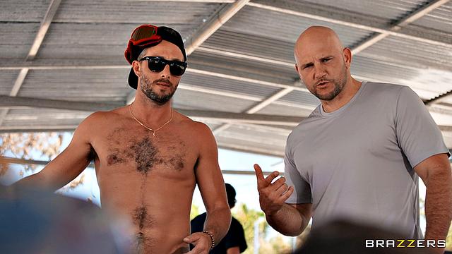 Келси Монро устроила мужикам гонку и показала, как ездить на члене лучше, чем на квадроцикле.