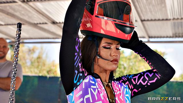 Келси Монро устроила мужикам гонку и показала, как ездить на члене лучше, чем на квадроцикле.