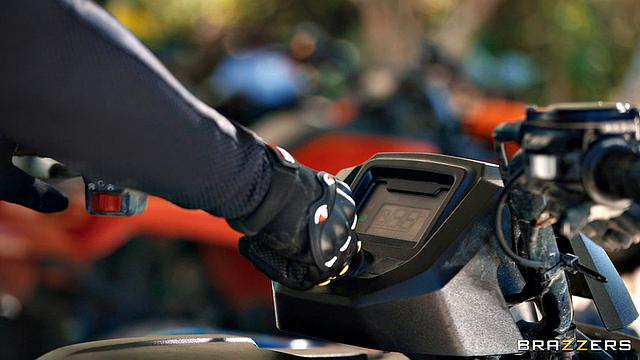 Келси Монро устроила мужикам гонку и показала, как ездить на члене лучше, чем на квадроцикле.