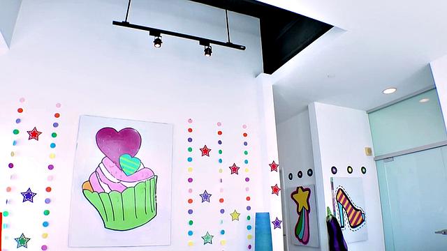 bailey проверяет анус на прочность с улыбкой