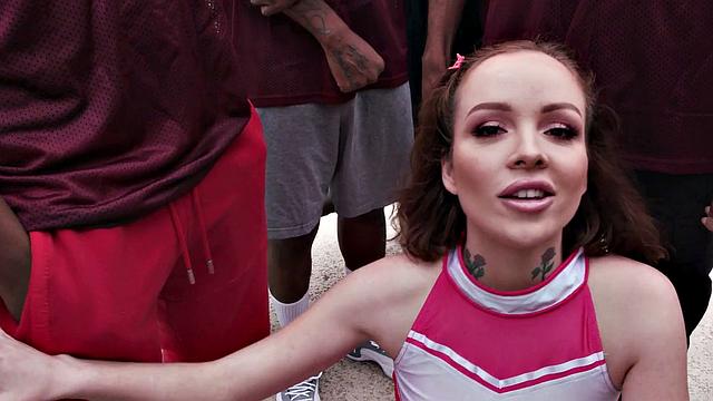 смотри, как соперники трахают взрослую чирлидершу