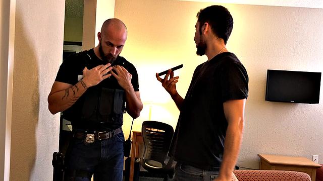 Логан Рейс ловко избегает штрафа, обслужив полицейского ртом