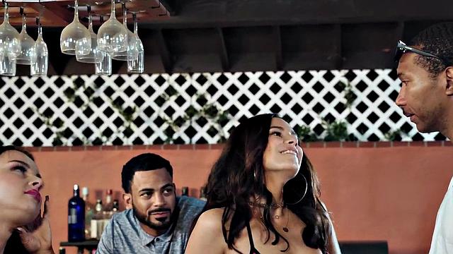 Взрослая волосатая красотка с упругой жопой ловит глубокий bbc и финиширует на лице