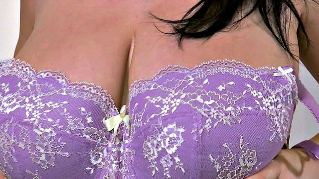 жгучая мастурбация брюнетки джоаны с огромными сиськами