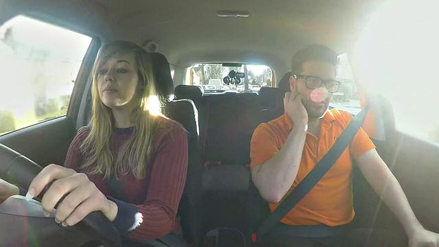 Мэдисон Стюарт с огромными сиськами трахается с Райаном Райдером в машине автошколы