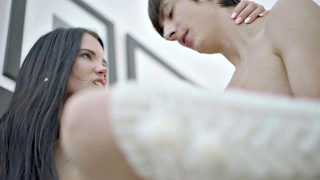 соблазнительная брюнетка скачет и принимает в анал на диване