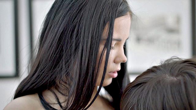 соблазнительная брюнетка скачет и принимает в анал на диване