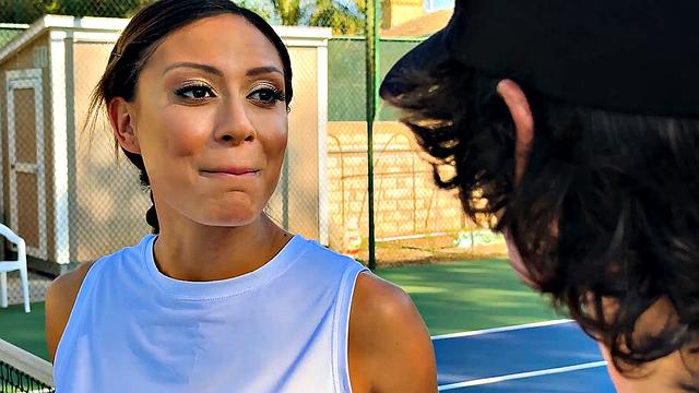 горячая мачеха разносит корт и выжимает из партнёра всё