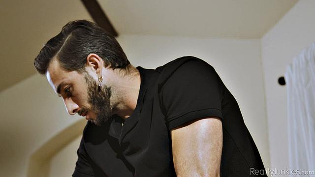 Мелисса Страттон соблазняет массажиста и получает жаркий трах на столе массажа.