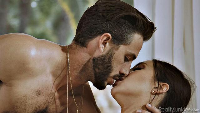 Мелисса Страттон соблазняет массажиста и получает жаркий трах на столе массажа.