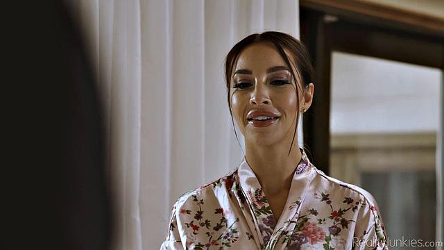 Мелисса Страттон соблазняет массажиста и получает жаркий трах на столе массажа.