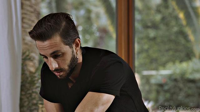 Мелисса Страттон соблазняет массажиста и получает жаркий трах на столе массажа.