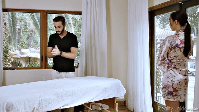 Мелисса Страттон соблазняет массажиста и получает жаркий трах на столе массажа.