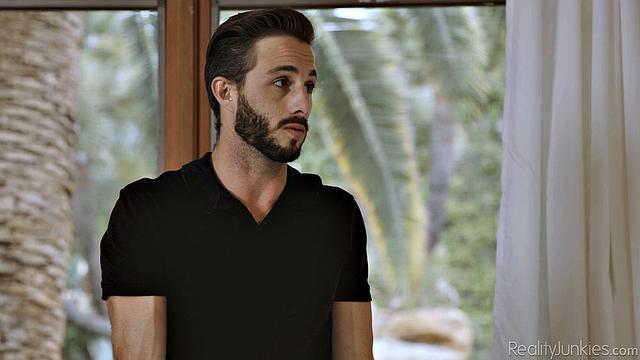 Мелисса Страттон соблазняет массажиста и получает жаркий трах на столе массажа.