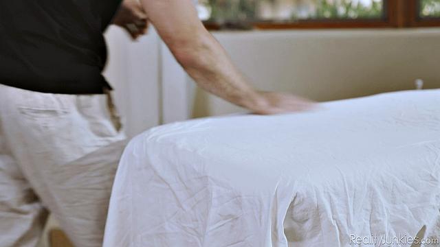 Мелисса Страттон соблазняет массажиста и получает жаркий трах на столе массажа.