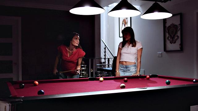 Две юные брюнетки на бильярде - языки в деле, шары отдыхают