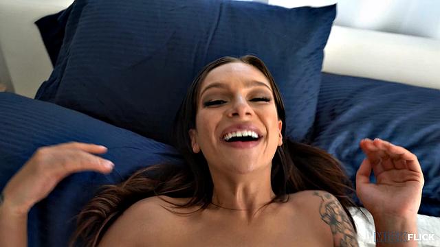 April Olsen страстно принимает в задницу огромный член в гостиной, кончая на лицо и наслаждаясь каждым моментом