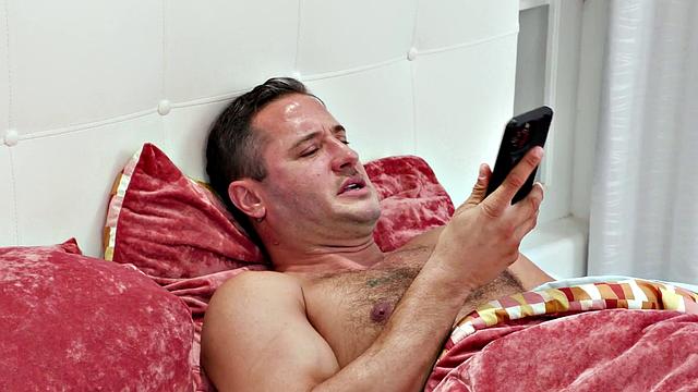 милая тинейджерша Риз Роббинс получает по жопе от отчима