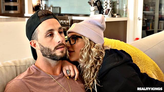 Блондинка-геймерша дрочит на виброконтроллер, а сосед не выдержал и пошел в атаку - теперь Сюзи и в игре, и на диване выигрывает!