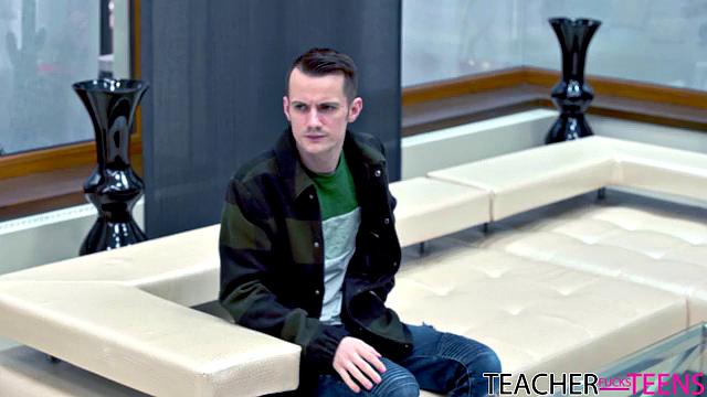 Русская зрелая с большими сиськами в белье жарко соблазняет своего ученика